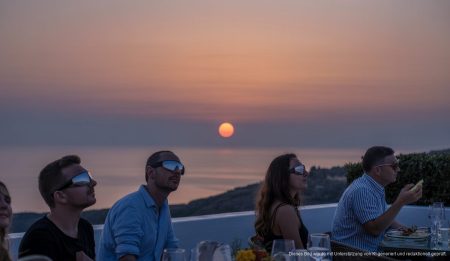 Sonnenfinsternis auf einer Dachterrasse in Mallorca mit Gästen