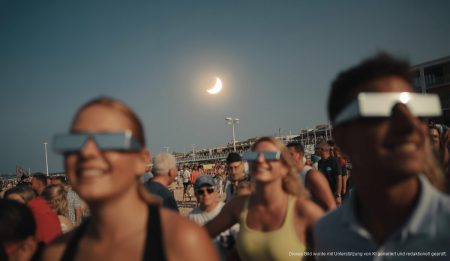 Mallorca: Vorbereitung zur totalen Sonnenfinsternis im August Besucher an der Playa de Palma während einer Sonnenfinsternis mit speziellen Brillen.
