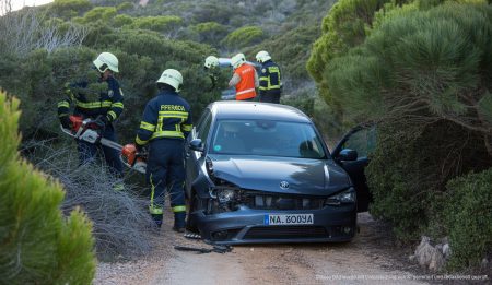 Fahrer unter Alkoholeinfluss nach tödlichem Unfall in Cala Mesquida freigelassen Unfallort bei Cala Mesquida mit beschädigtem Auto und Rettungskräften im Einsatz