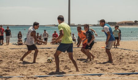 Ereignisreiche Diada für Beach-Sportbegeisterte in Palma Teilnehmer spielen Beach Soccer auf den neuen Sportanlagen in Can Pastilla, Palma de Mallorca