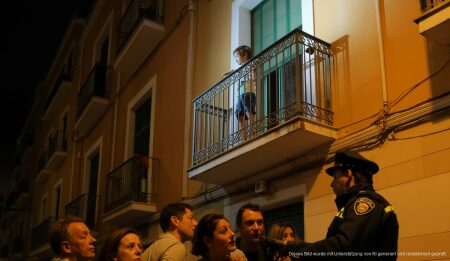 Kind auf Balkon in Palma fordert Hilfe: Großmutter verhaftet Ein Kind steht ängstlich auf einem Balkon in Palma; Nachbarn und Polizei im Einsatz