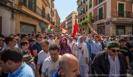 Prozession zum Geburtstag des Propheten Mohammed erhitzt die Gemüter in Palma Prozession in Palma zum Geburtstag von Mahoma, Teilnehmer mit Fahnen