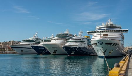 Sechs Kreuzfahrtschiffe in Palma trotz Limitierung im Hafen Verschiedene Kreuzfahrtschiffe im Hafen von Palma de Mallorca