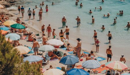 Sengende Hitze auf Mallorca: Temperaturen über 39°C am 19. August Touristen am Strand von Cala Rajada bei großer Hitze auf Mallorca