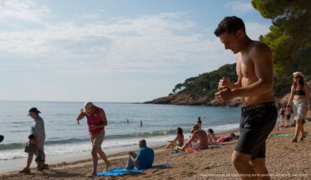 Sommerwetter in Cala Rajada: Sonnig und warm trotz Bewölkung Wunderschönes Sommerwetter am Strand von Cala Rajada mit blauem Himmel und leicht bewölkt.
