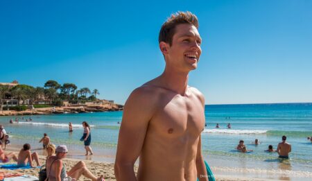 Sonniger Spätsommertag auf Mallorca: Temperaturen bis 34,6°C erwartet Sonniger Sommertag auf Mallorca mit blauem Himmel und Strand