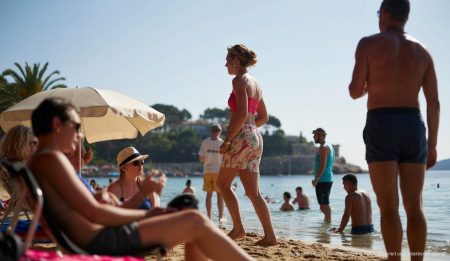 Sonne und hohe Temperaturen in Santa Ponsa erwartet Sonniger Tag am Strand von Santa Ponsa mit Badegästen
