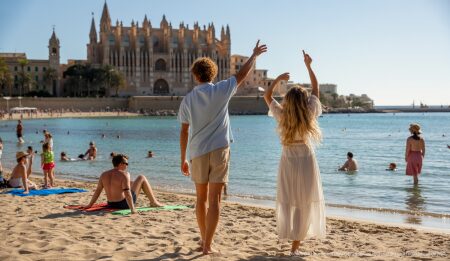 Sonniger Tag am Strand von Palma de Mallorca mit klarer Luft und strahlendem Sonnenschein.