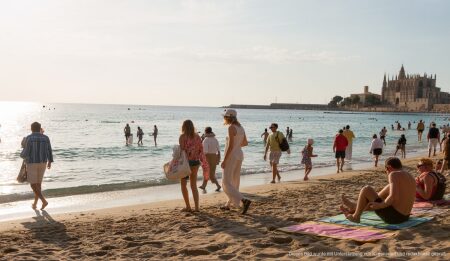 Sonniger Spätsommertag auf Mallorca: Wetter am 26. September Ein sonniger Sommertag am Strand von Palma de Mallorca mit Menschen, die sich sonnen und schwimmen.