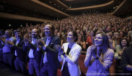 Jubiläumsfeier von OKBALEARES begeistert im Kongresspalast von Palma Iker Jiménez und Carmen Porter bei der OKBALEARES Feier im Kongresspalast